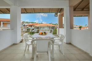 ハニオティスにあるNikiforos Apartmentsのバルコニーにテーブルと椅子が置かれたダイニングルーム