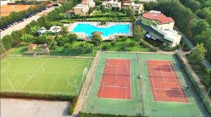 Tenis a/nebo squash v ubytování Villa Pizzo Beach Club - FREE Pool & Private Beach Perfect for Families nebo okolí