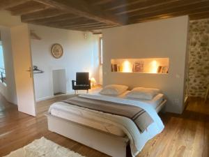 une chambre avec un grand lit dans une pièce dans l'établissement Chez Castagné, à Issor