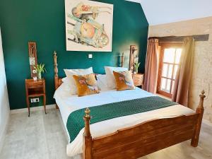 een slaapkamer met een bed met een groene muur bij Le Chevrefeuille chambres d'hotes et gîtes de charme in Meyrals +153 foto's