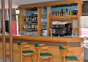Lounge nebo bar v ubytování Logis Hôtel de la Poste