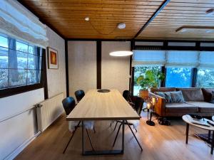 Afbeelding uit fotogalerij van Charmantes Haus am Hennesee in Meschede +18 foto's