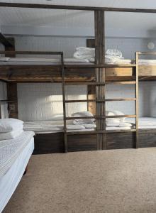 Postel nebo postele na pokoji v ubytování Multi Challenge Hostel