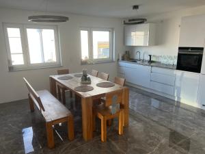 O bucătărie sau chicinetă la Haus Villa-Moderne 3 Zimmer Ferienwohnung in Wallersdorf-Haidlfing