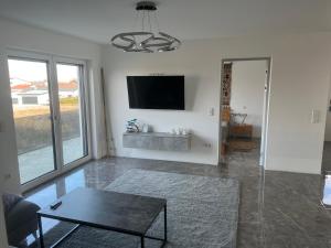Un televizor și/sau centru de divertisment la Haus Villa-Moderne 3 Zimmer Ferienwohnung in Wallersdorf-Haidlfing