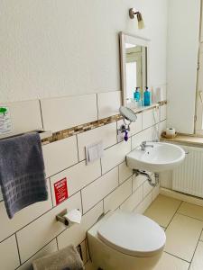 un bagno con un water e un lavandino di Bärliner Hotel a Erfurt Altre 37 foto