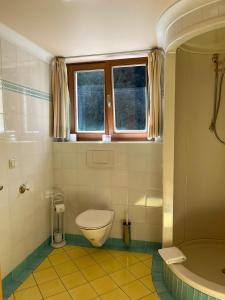 un bagno con un water, un lavandino e una vasca di Hotel Voglauerhof ad Abtenau