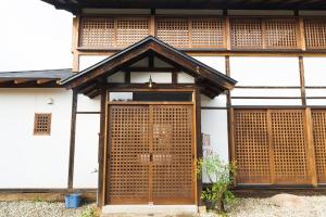 南陽市にあるつるのこ縁屋の木製のドアのある建物の入り口
