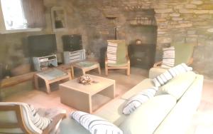salon z kanapą, krzesłami i telewizorem w obiekcie Villa spacieuse à Chandolas avec piscine privée w mieście Chandolas