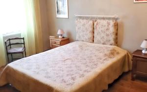 sypialnia z łóżkiem, krzesłem i oknem w obiekcie Villa spacieuse à Chandolas avec piscine privée w mieście Chandolas +13 zdjęć