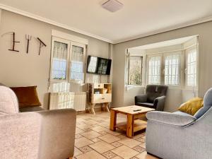 a living room with two chairs and a table at La Casa de Praves in Praves