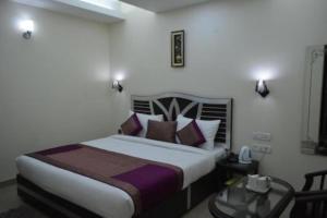 Postel nebo postele na pokoji v ubytování Jet Fox by Aero View Hotel, Delhi Airport