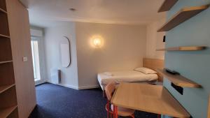 Postel nebo postele na pokoji v ubytování Appart'Hôtel Lauréades Clermont-Ferrand Centre Jaude