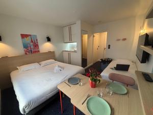 Postel nebo postele na pokoji v ubytování Appart'Hôtel Lauréades Clermont-Ferrand Centre Jaude