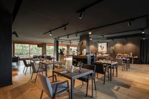 Un restaurante con mesas y sillas en una habitación. en Eurostars Pamplona, en Pamplona