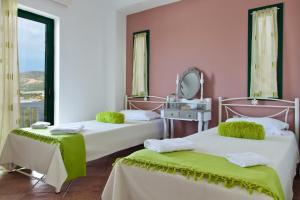 Un pat sau paturi într-o cameră la Villa Smaragdi