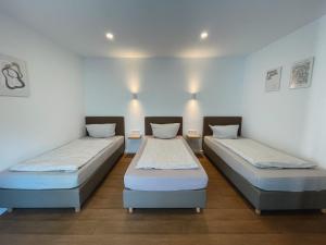 two beds in a hospital room with lights at Hotel Traube Rheinhessen in Worms