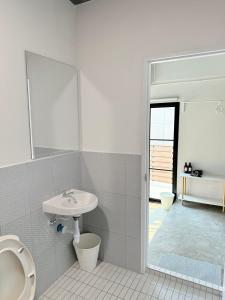 een badkamer met een wastafel en een toilet bij XX Yellow Place Sukhumvit soi 2 - BTS Nana เยลโล่ เพลส บีทีเอส นานา in Bangkok