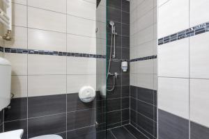 Et badeværelse på Budapest Holidays Apartments + 27 billeder