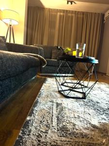 una sala de estar con un sofá y una mesa en Frankie apartment, en Varna