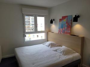 Postel nebo postele na pokoji v ubytování Appart'Hôtel Lauréades Clermont-Ferrand Centre Jaude