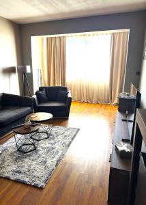 una sala de estar con un sofá y una mesa en Frankie apartment, en Varna