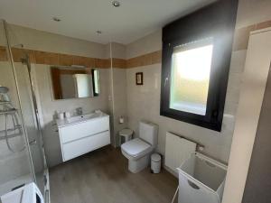 Et badeværelse på La Fragüa de Solatorre + 6 billeder