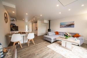 a living room with a couch and a table at Baltic Village - VIP Haus in Damp