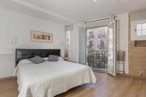 Un pat sau paturi într-o cameră la Alos Apartments Paseo de Gracia-Diagonal
