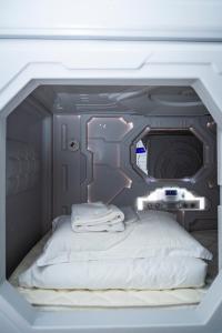 Postel nebo postele na pokoji v ubytování Kiwi Capsule Hotel