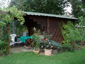 ein kleiner Schuppen mit einem Tisch und Stühlen im Hof in der Unterkunft Ferienwohnung Anna Scheid in Kelberg