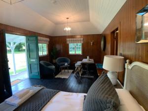 Posezení v ubytování Couples Unique Stay in Bowling Club newly upgraded