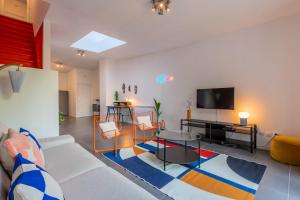 a living room with a couch and a tv at Maison 3 chambres avec jardin, proche métro in Croix