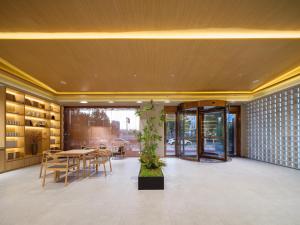 Ein Sitzbereich in der Unterkunft 桔作酒店（郑州经开中原福塔东地铁站店）
