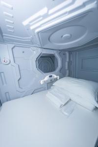 Postel nebo postele na pokoji v ubytování Kiwi Capsule Hotel