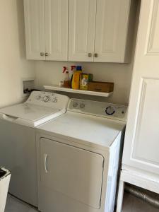 Η κουζίνα ή μικρή κουζίνα στο San Diego Homestay B