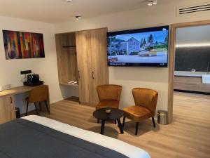 TV a/nebo společenská místnost v ubytování Hotel Le Charme de la Semois