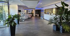 eine Lobby mit Topfpflanzen in einem Geschäft in der Unterkunft A Point Porto Ercole Resort & Spa in Porto Ercole + 75 Fotos