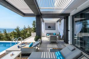 Πισίνα στο ή κοντά στο Luxurious and Stylish Villa With Pool & Jacuzzi