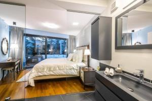 Ένα ή περισσότερα κρεβάτια σε δωμάτιο στο Luxurious and Stylish Villa With Pool & Jacuzzi +30 φωτογραφίες