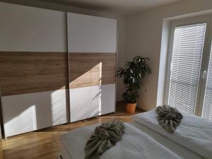 En eller flere senger på et rom på Lazy Haven