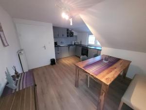 an overhead view of a kitchen with a wooden table at Ferienwohnung Macht in Furth im Wald