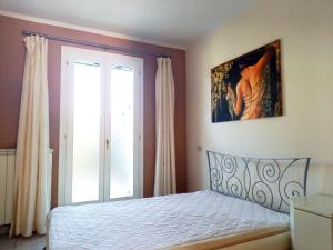 a bedroom with a bed and a window at Maria in Caleri