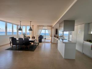 a kitchen and dining room with a view of the ocean at Beach House Brotonss in El Campello