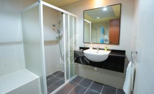 Gallery image of Kazan Homes - Huge Leisure Retreat - 2BR Duplex apartment - Outdoor Sitting & Full Ocean View - Fujairah in Rūl Ḑadnā +11 photos