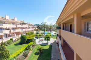 Apartment mit Blick auf den Innenhof eines Gebäudes in der Unterkunft Jardines de Santa Maria Golf in Marbella