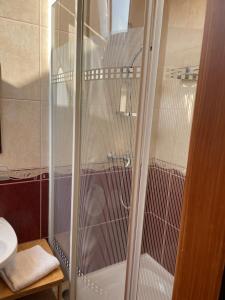 Koupelna v ubytování Rózsakert Apartmanház + 37 fotografií