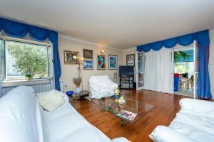 Гостиная зона в Family Four Bedroom Holiday Home with Pool