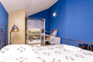 Кровать или кровати в номере Family Four Bedroom Holiday Home with Pool +32 фотографии