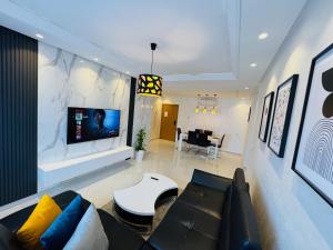 Televiisor ja/või meelelahutuskeskus majutusasutuses Modern Apartment in the heart of Tangier